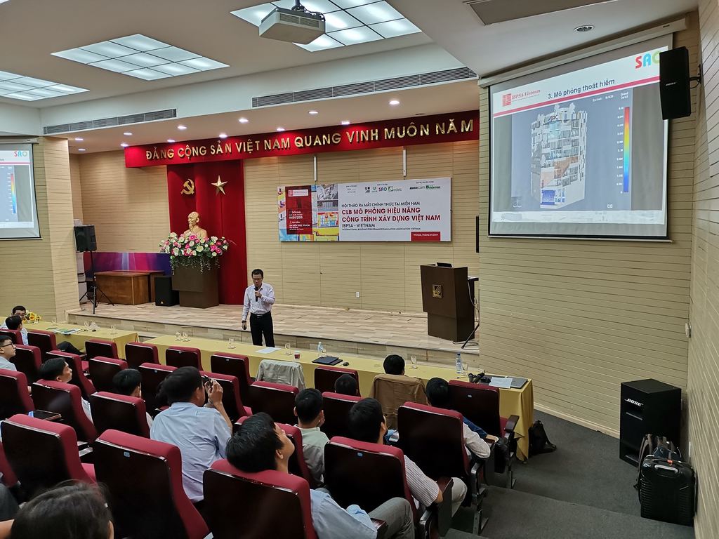 Hội trường đầy người tham dự, trên màn chiếu là kết quả mô phỏng nhiệt của một công trình